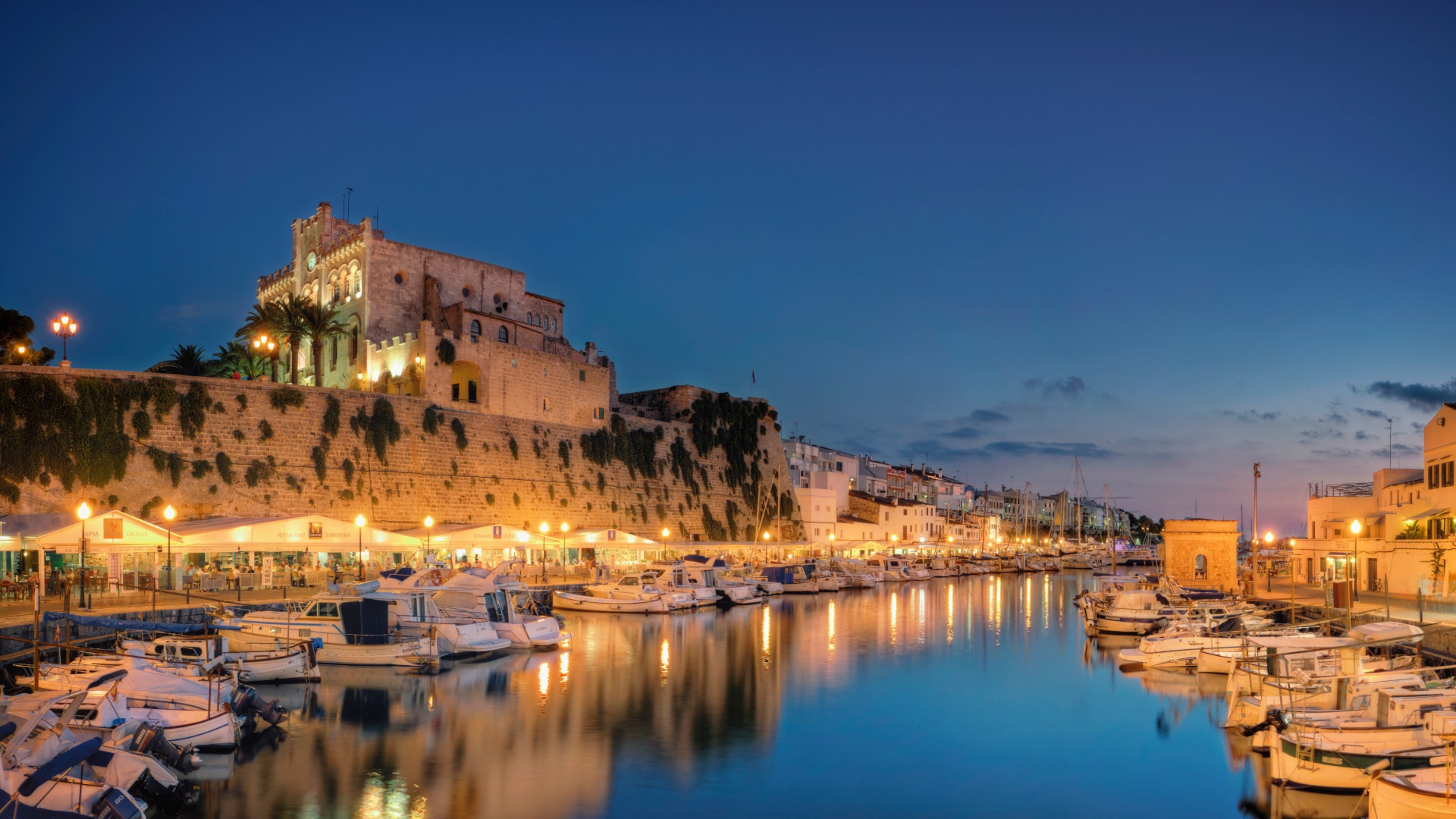 La vieille ville et le port de Ciutadella de nuit