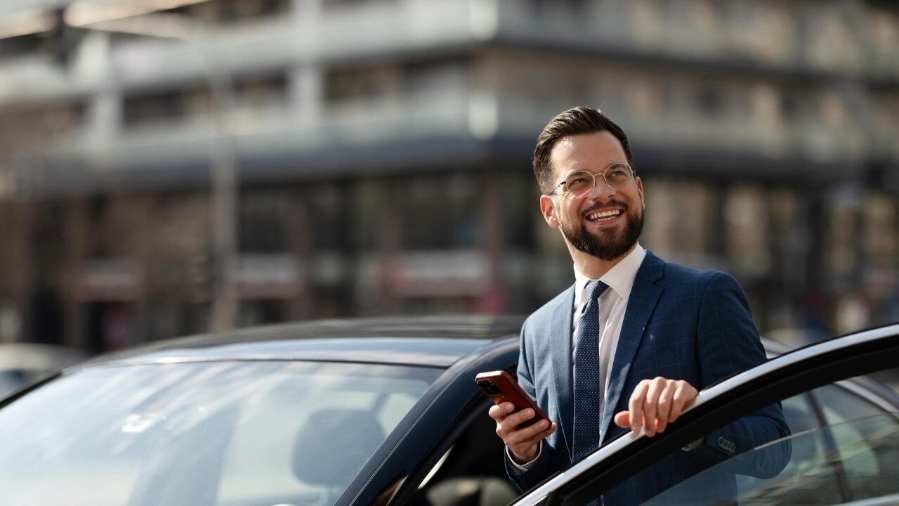 homme à l'extérieur de la voiture