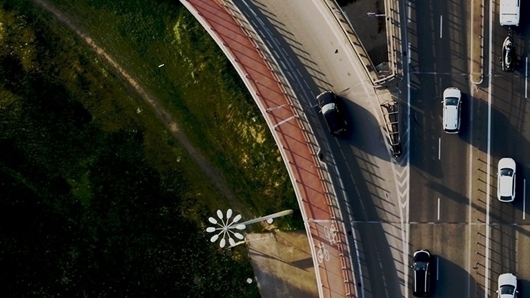 Photo aérienne de voitures circulant sur une autoroute.
