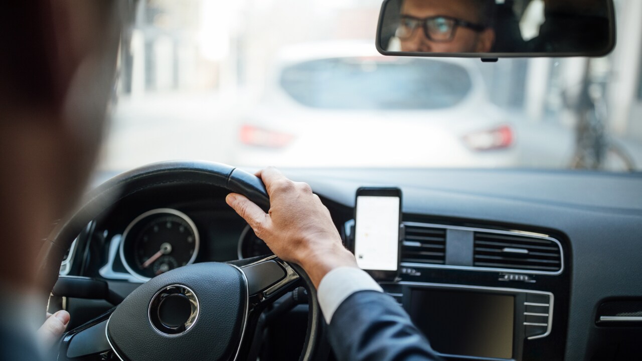 Homme conduisant une voiture.