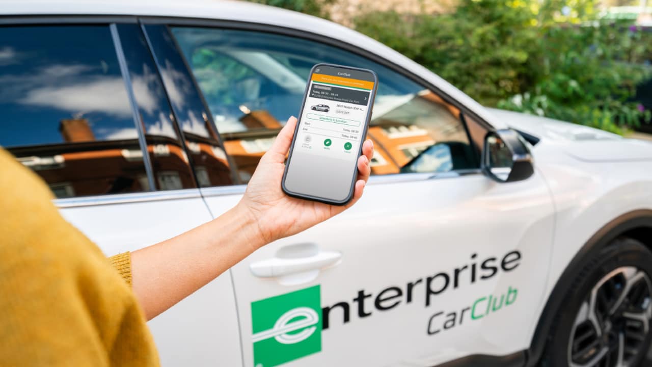 Téléphone avec l’application « Enterprise car Club » ouverte.