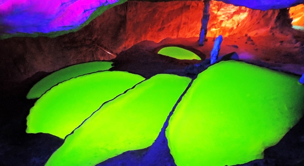 Piscines fluorescentes de la grotte Can Marçà à Ibiza