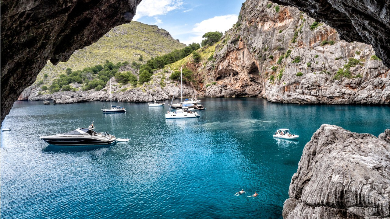 Bateaux et yachts à Cala sa Calobra, sur l’île de Majorque