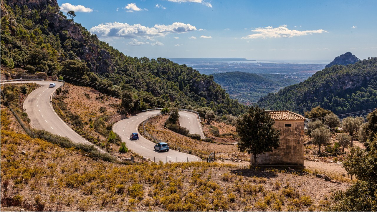 Route de montagne sinueuse entre Palma et Valdemossa dans les montagnes de Tramuntana