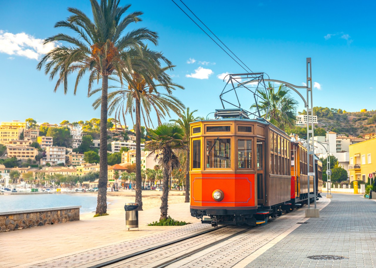 Le célèbre tramway orange qui relie Sóller au Port de Sóller